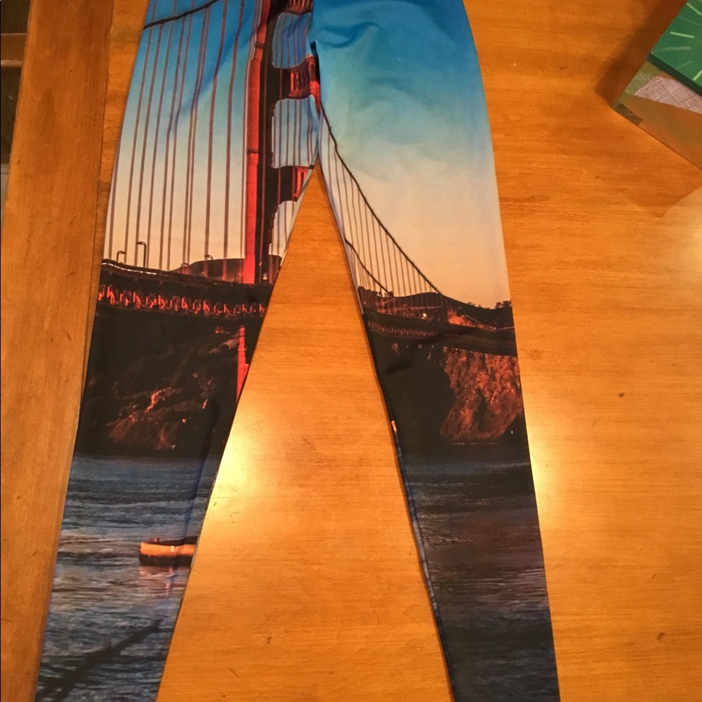 Golden Gate Bridge leggings.